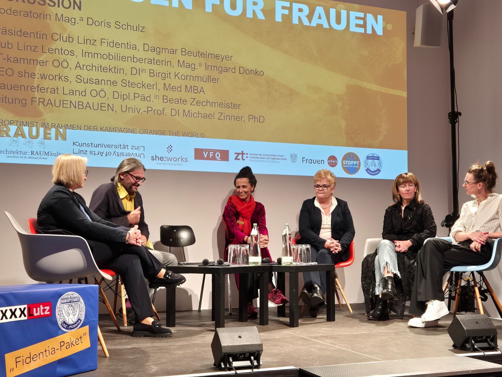 Die 4 Linzer SI Clubs gehen gemeinsame orange Schritte