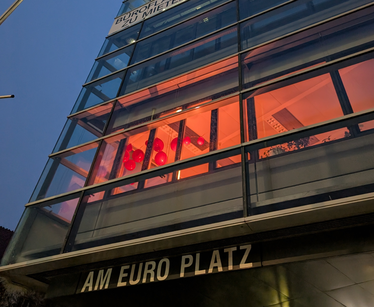 Die Bayer AG Zentrale erstrahlt in Orange