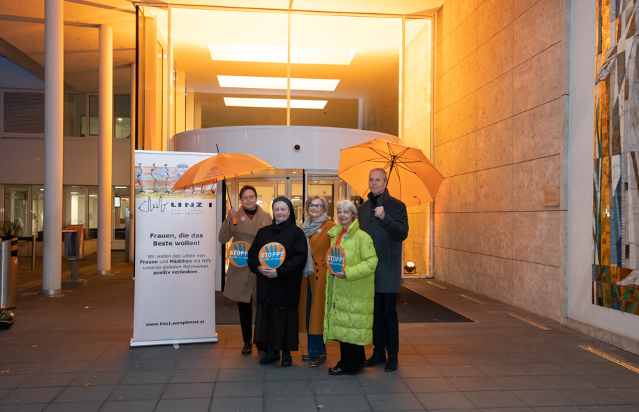 Ordensklinikum der Barmherzigen Schwestern erstrahlt in Orange