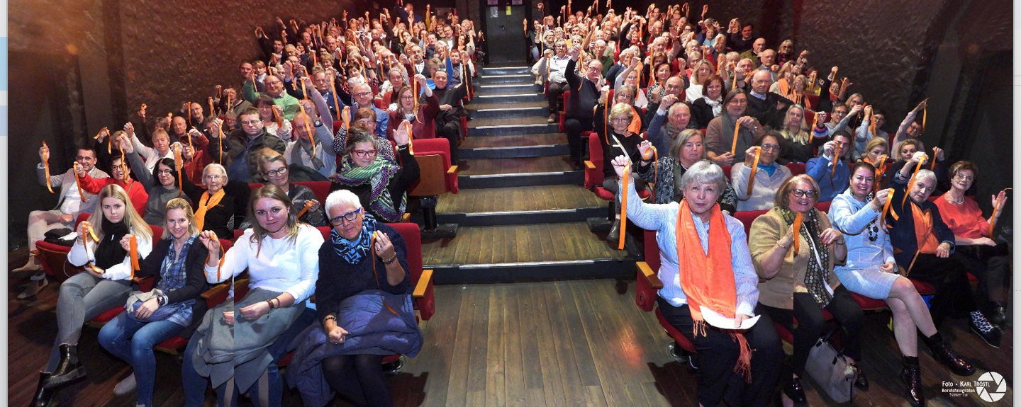 Ein starkes oranges Zeichen im Hoftheater Pürbach!